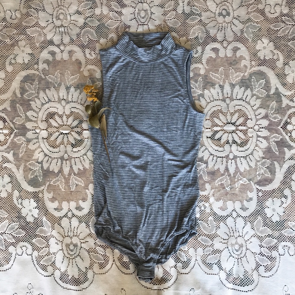 NYTT Gray & Black Striped Bodysuit